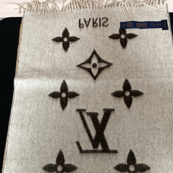 LV 100% cashmere scarf - Picture 9 of 11